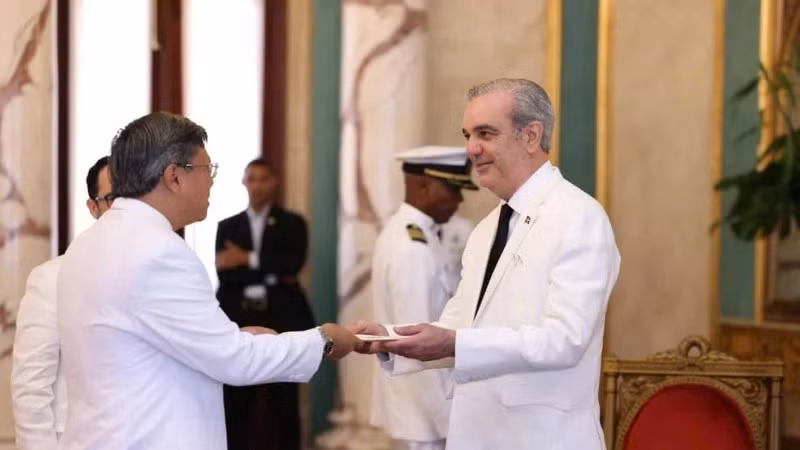 Đại sứ Lê Quang Long trình Quốc thư lên Tổng thống Cộng hòa Dominica Luis Abinader Corona. (Ảnh: Đại sứ quán Việt Nam tại Cuba)