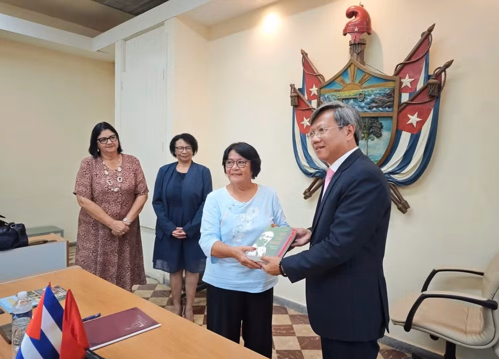 Đại sứ Lê Quang Long trao cuốn sách về Chủ tịch Hồ Chí Minh tặng lãnh đạo Bộ môn nghiên cứu về Chủ tịch Hồ Chí Minh tại Đại học La Habana (Ảnh: Đại sứ quán Việt Nam tại Cuba)