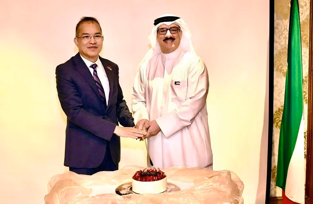 Đại sứ Nguyễn Đức Thắng và ông Abdulmohsen Ali Alattar, Vụ trưởng Vụ Tổ chức quốc tế, Bộ Công thương Kuwait cắt bánh kỷ niệm 30 năm ký Hiệp định Thương mại Việt Nam-Kuwait (Ảnh: Đại sứ quán Việt Nam tại Kuwait)