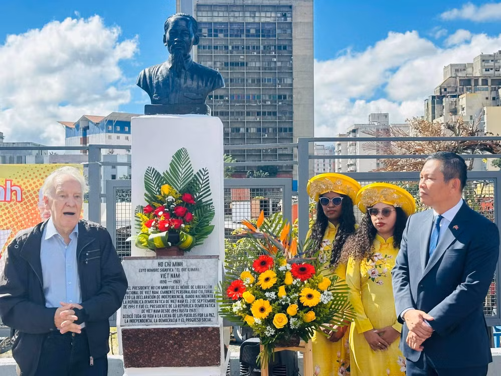 Tiến sĩ Carolus Wimmer phát biểu tại lễ dâng hoa tưởng nhớ Chủ tịch Hồ Chí Minh, tại đại lộ Bolívar, thủ đô Caracas nhân kỷ niệm 35 năm ngày thiết lập quan hệ ngoại giao Việt Nam-Venezuela (18/12/1989-18/12/2024), 80 năm thành lập Quân đội Nhân dân Việt Nam (22/12/1944-22/12/2024) (Nguồn: Đại sứ quán Việt Nam tại Venezuela)