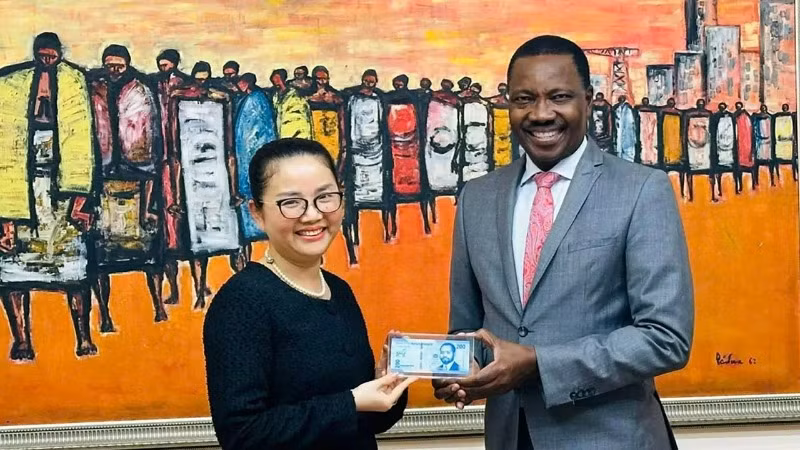 Đại sứ Trần Thị Thu Thìn và Thống đốc Ngân hàng Trung ương Mozambique Rogério Lucas Zandamela. (Ảnh: Đại sứ quán Việt Nam tại Mozambique)