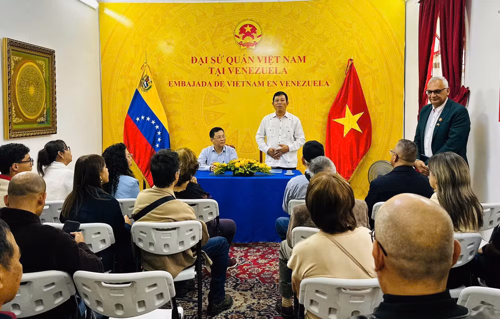 Đoàn gặp gỡ hữu nghị với các thành viên Nhà Hữu nghị Venezuela-Việt Nam, các cựu du kích quân Caracas và nhân sĩ yêu mến Việt Nam. (Ảnh: Đại sứ quán Việt Nam tại Venezuela)