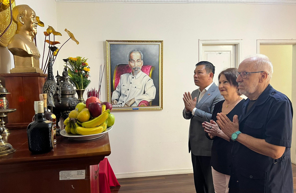Bà María Enriqueta Gallegos và Chủ tịch Nhà Hữu nghị Venezuela Việt Nam Carolus Wimmer, Đại sứ Vũ Trung Mỹ thắp hương tưởng nhớ Chủ tịch Hồ Chí Minh nhân kỷ niệm 135 ngày sinh của Người (Ảnh: Đại sứ quán Việt Nam tại Venezuela cung cấp) Bà María Enriqueta Gallegos và Chủ tịch Nhà Hữu nghị Venezuela Việt Nam Carolus Wimmer, Đại sứ Vũ Trung Mỹ thắp hương tưởng nhớ Chủ tịch Hồ Chí Minh nhân kỷ niệm 135 ngày sinh của Người (Ảnh: Đại sứ quán Việt Nam tại Venezuela cung cấp)