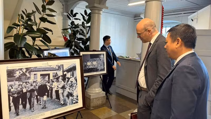 Các đại biểu xem triển lãm ảnh về Đại thắng mùa Xuân năm 1975 (Ảnh: Đại sứ quán Việt Nam tại Thụy Điển)