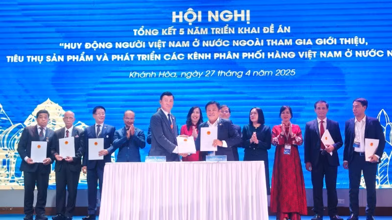 Đại diện các doanh nghiệp và hiệp hội của Việt Nam và người Việt Nam ở nước ngoài ký kết bản ghi nhớ hợp tác trong các lĩnh vực. (Ảnh: Ủy ban người Việt Nam tại nước ngoài)