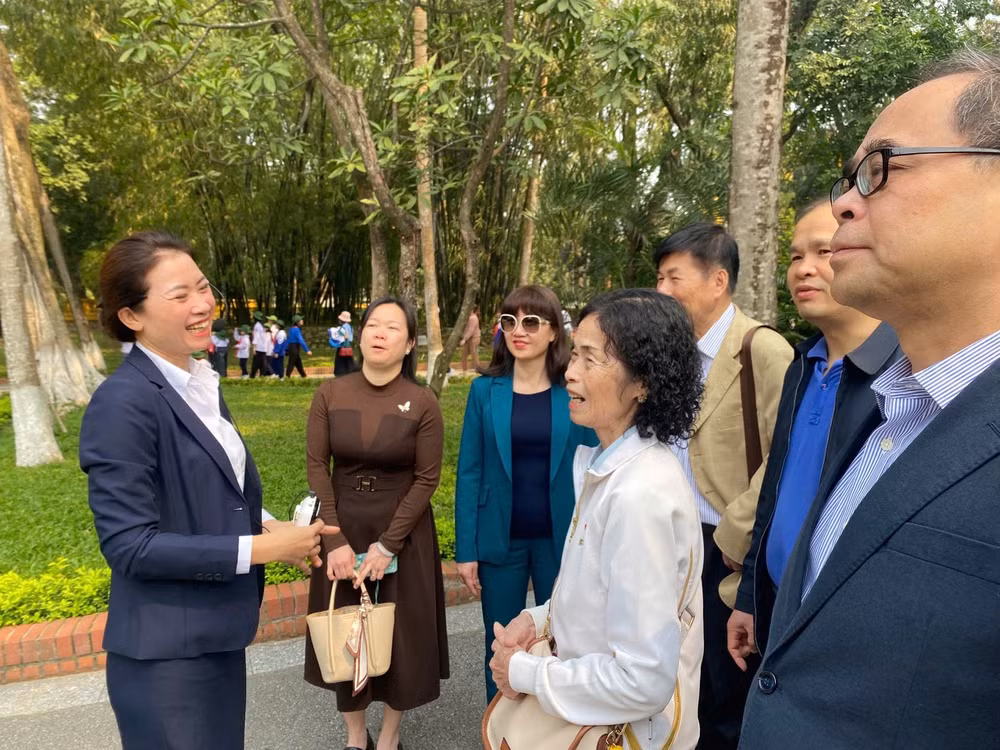 Bà Lư Mỹ Niệm (áo trắng) cùng các đại biểu Trung Quốc thăm Khu di tích Chủ tịch Hồ Chí Minh tại Phủ Chủ tịch