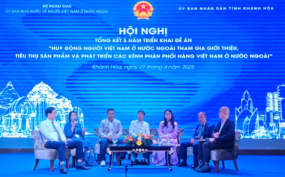 Các đại biểu tham gia giao lưu, chia sẻ tại Hội nghị. (Ảnh: Ủy ban người Việt Nam ở nước ngoài)