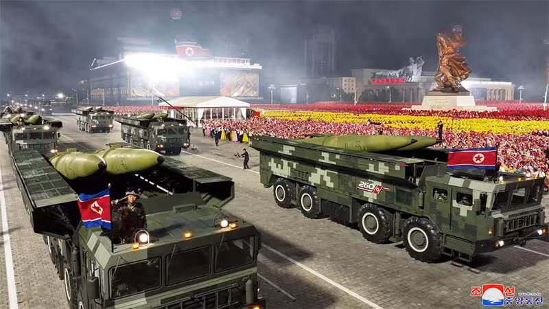 Hãng thông tấn trung ương Triều Tiên (KCNA) đưa tin, lễ duyệt binh có sự xuất hiện của tên lửa đạn đạo liên lục địa Hwasong-17 và Hwasong-18. (Ảnh: KCNA)