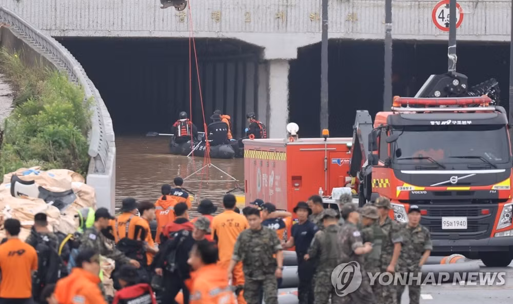 Hàn Quốc triển khai cứu nạn trong đường hầm bị ngập, ngày 16/7/2023. (Ảnh: Yonhap)