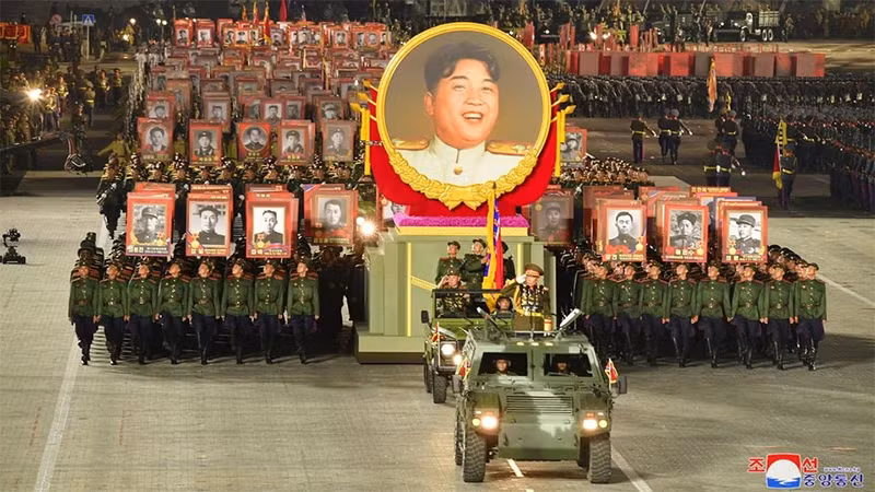 Theo truyền thông nhà nước Triều Tiên, các tên lửa đạn đạo xuyên lục địa (ICBM) và máy bay không người lái mới nhất của nước này đã được phô diễn tại lễ duyệt binh. (Ảnh: KCNA)