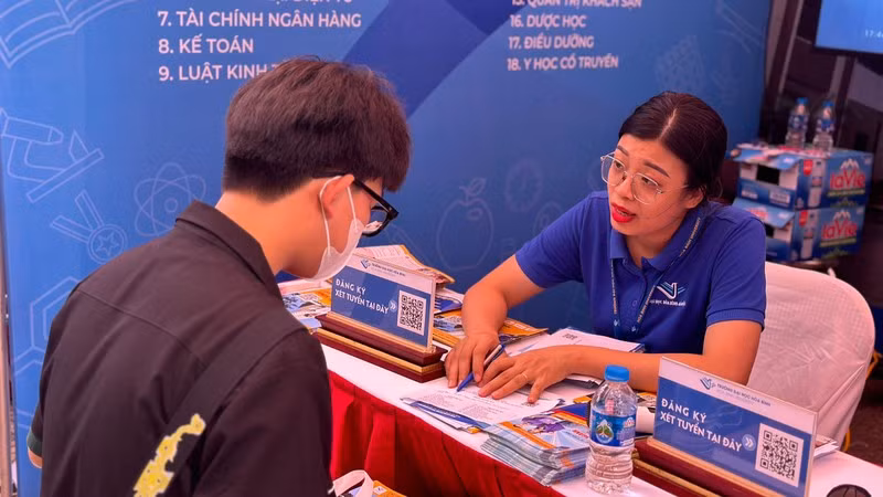 Trường đại học Hòa Bình tư vấn thí sinh đăng ký xét tuyển.
