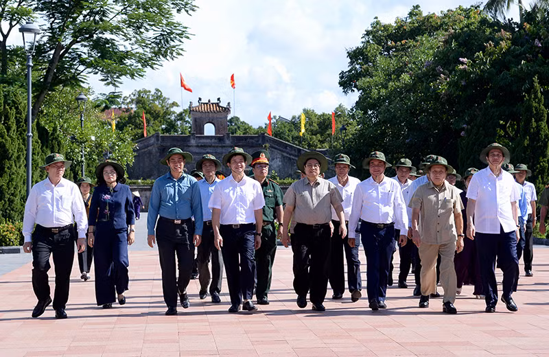 Thủ tướng Phạm Minh Chính và Đoàn công tác tới dâng hương, dâng hoa tại Thành cổ Quảng Trị.