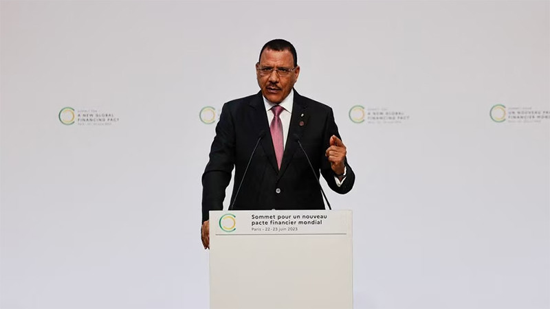 Tổng thống Niger Mohamed Bazoum phát biểu trong một hội nghị tại Paris, Pháp, ngày 22/6/2023. (Ảnh: Reuters)