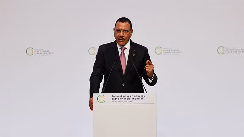 Tổng thống Niger Mohamed Bazoum phát biểu trong một hội nghị tại Paris, Pháp, ngày 22/6/2023. (Ảnh: Reuters)