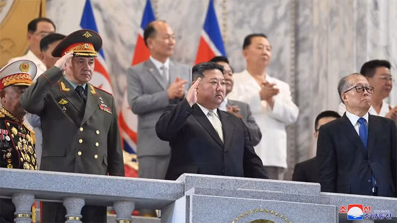 Nhà lãnh đạo Triều Tiên Kim Jong-un (giữa), Ủy viên Bộ Chính trị Ban Chấp hành Trung ương Đảng Cộng sản Trung Quốc Lý Hồng Trung (bên phải) và Bộ trưởng Quốc phòng Nga Sergei Shoigu (bên trái) dự lễ duyệt binh. (Ảnh: KCNA)