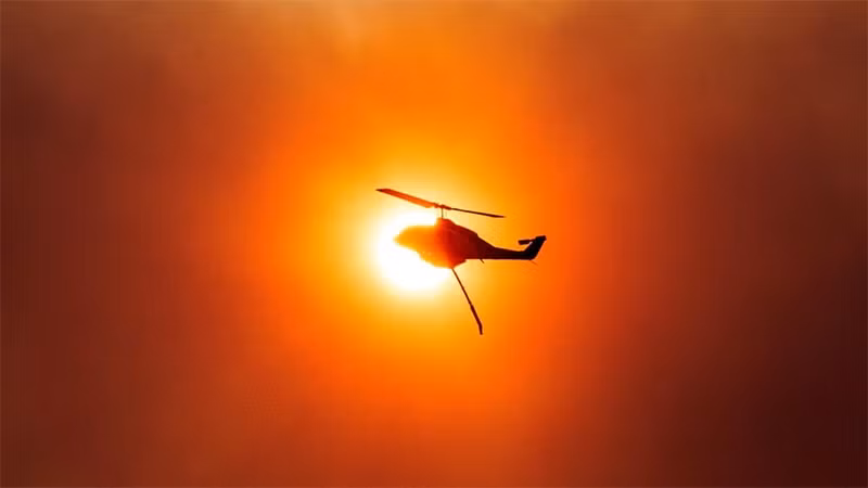 Trực thăng tham gia dập đám cháy rừng tại Mandra, Hy Lạp, ngày 18/7/2023. (Ảnh: Reuters)