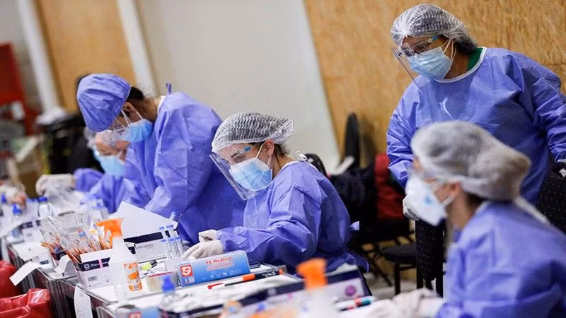 Nhân viên y tế tại trung tâm xét nghiệm Covid-19 tại Argentina, ngày 6/1/2022. (Ảnh: Reuters)