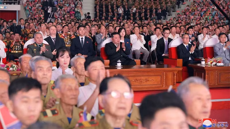 Theo hãng thông tấn Yonhap (Hàn Quốc), lúc 8 giờ tối 27/7 (giờ địa phương), tại Quảng trường Kim Nhật Thành ở thủ đô Bình Nhưỡng, Triều Tiên đã tiến hành lễ duyệt binh với trọng tâm là màn phô diễn sức mạnh quân sự và đoàn kết nội bộ. (Ảnh: KCNA)