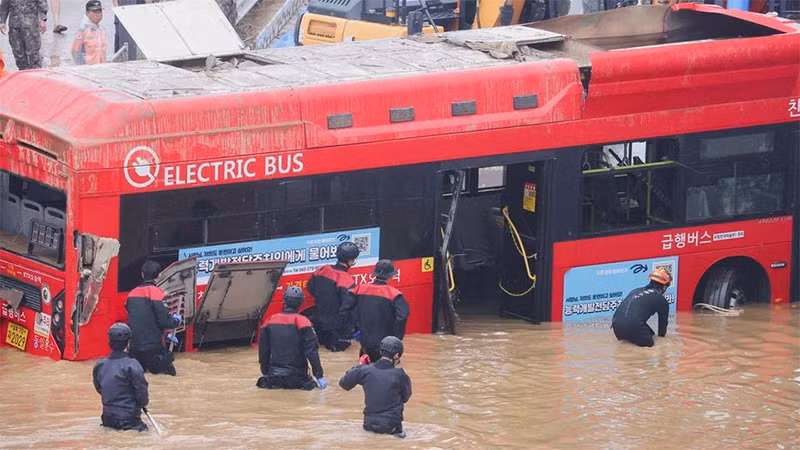 Đường hầm tại Hàn Quốc bị ngập do mưa lớn, ngày 16/7/2023. (Ảnh: Reuters)