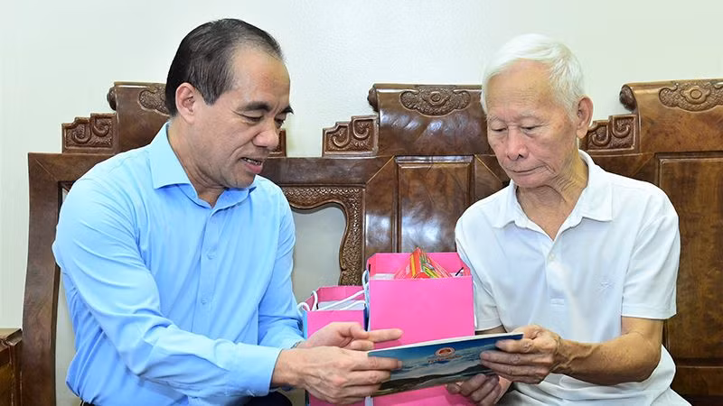 Đồng chí Chẩu Văn Lâm, Bí thư Tỉnh ủy Tuyên Quang tặng quà bệnh binh Phan Văn Quán tổ 7, phường Tân Quang, thành phố Tuyên Quang.