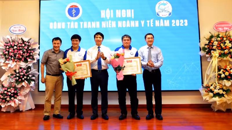 Ban Chấp hành Trung ương Đoàn trao tặng bằng khen cho các cá nhân có nhiều đóng góp trong công tác Đoàn Thanh niên ngành y tế.