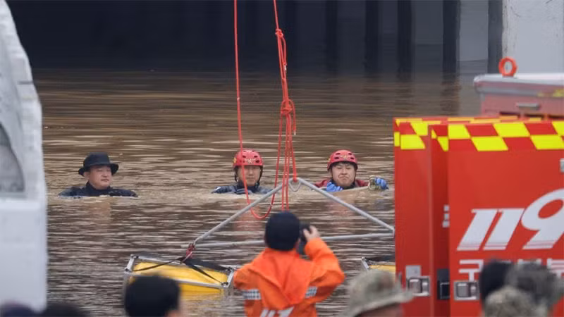 Lực lượng cứu hộ nỗ lực rút nước và tìm kiếm tại đường hầm bị ngập. (Ảnh: Reuters)