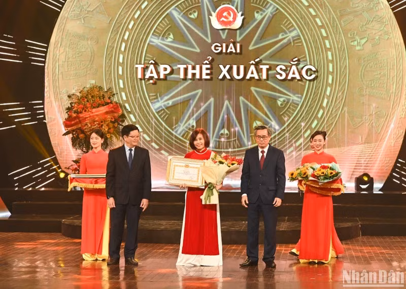 Đại diện Báo Nhân Dân nhận giải Tập thể xuất sắc. (Ảnh: DUY LINH)
