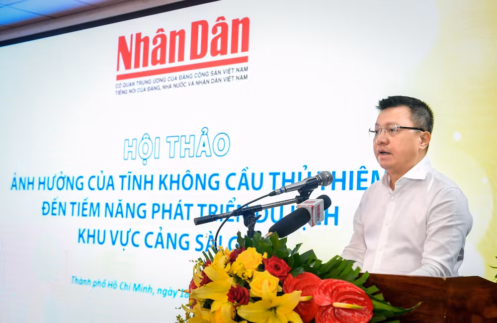 Tổng Biên tập Báo Nhân Dân Lê Quốc Minh phát biểu tại Hội thảo.