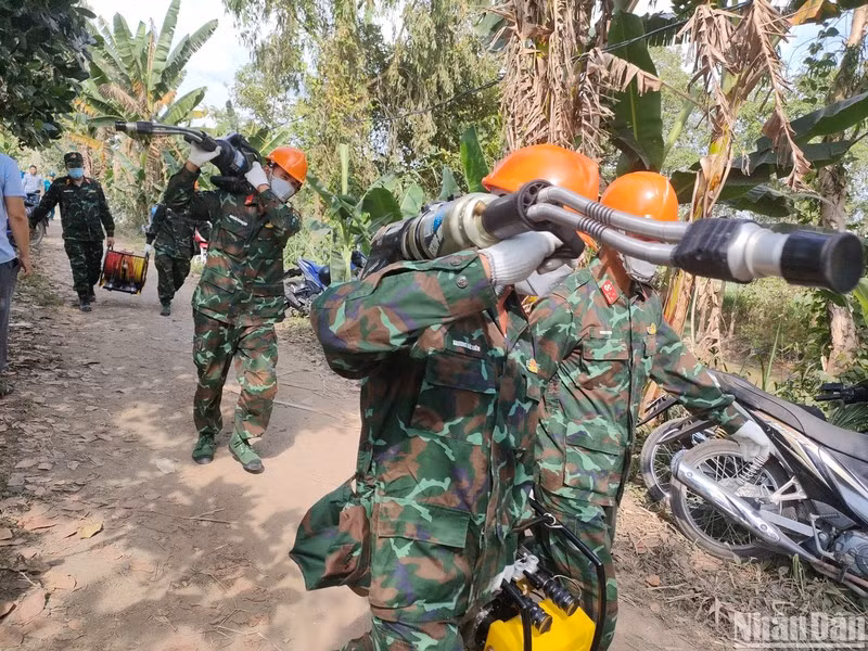 Lực lượng công binh của Quân khu 9 hỗ trợ các giải pháp kỹ thuật để cứu hộ cháu bé.