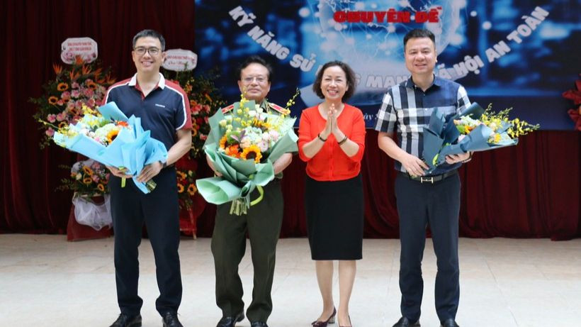 Tặng hoa cho các chuyên gia, đại biểu tại chương trình.