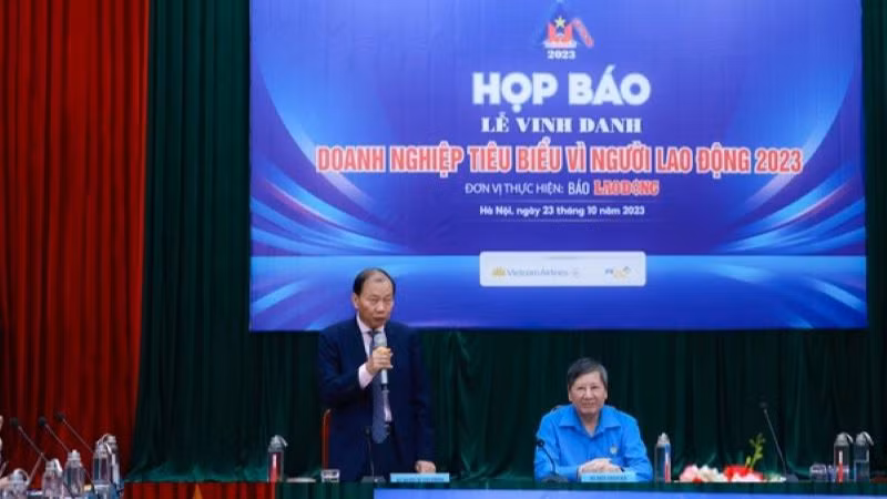 Phó Chủ tịch VCCI Hoàng Quang Phòng thông tin tại họp báo.