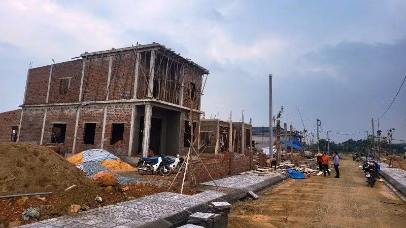 Bà con nhân dân thôn Thống Nhất, Cẩm Duệ (Cẩm Xuyên) xây dựng nhà ở tại khu tái định cư.