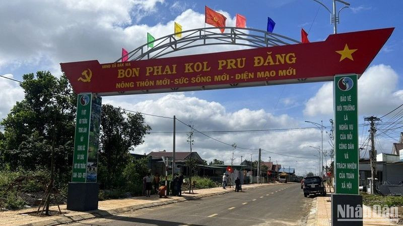 Từ quỹ bảo vệ môi trường, bon Phai Kol Pru Đăng, xã Đắk Nia, thành phố Gia Nghĩa, tỉnh Đắk Nông đã được hỗ trợ tiền để xây dựng tuyến đường sạch đẹp, thu gom rác, bảo vệ môi trường góp phần xây dựng thành công xã nông thôn mới. 