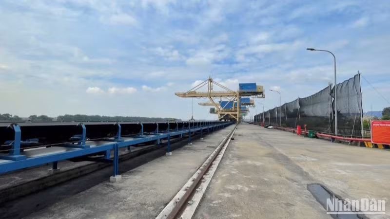 Khu vực cảng tiếp nhận than tại Nhà máy nhiệt điện Thái Bình 2 luôn được vệ sinh sạch sẽ, hạn chế tối đa phát tán bụi ra môi trường.