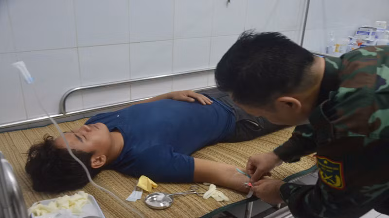 Lực lượng quân y đảo Song Tử Tây chăm sóc các ngư dân bị ngộ độc. (Ảnh: CTV HQ) 