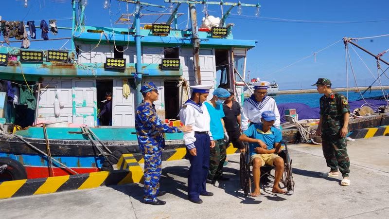 Cán bộ, chiến sĩ đảo Trường Sa đưa ngư dân Võ Văn Hiệp về sơ cứu tại Trung tâm Y tế Trường Sa. (Ảnh: CTV) 