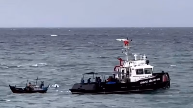 Tàu Cảnh sát biển 9033 đưa 3 ngư dân lên tàu và kéo chiếc xuồng của ngư dân về cảng. (Ảnh: CTV)