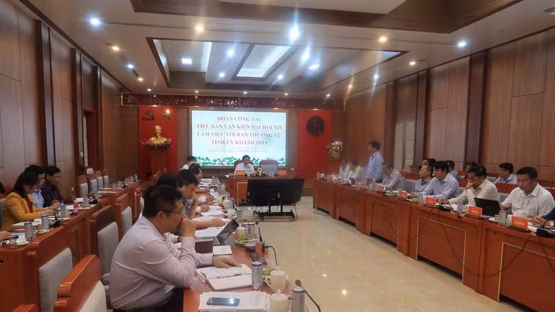 Đại biểu phát biểu thảo luận tại hội nghị. (Ảnh: PHONG NGUYÊN)