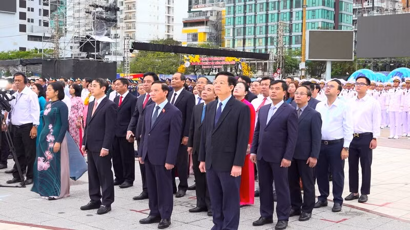 Các đại biểu chào cờ. (Ảnh: NGỌC HÒA)
