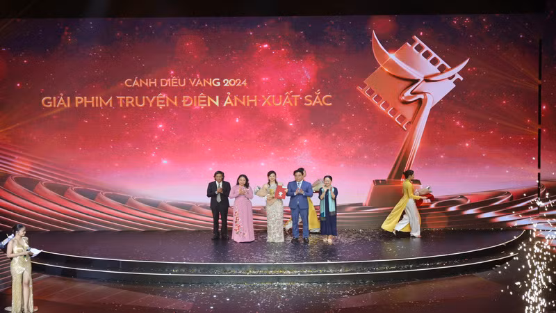 Phó Chủ tịch nước Võ Thị Ánh Xuân trao giải Phim truyện điện ảnh xuất sắc. (Ảnh: CTV HĐA)