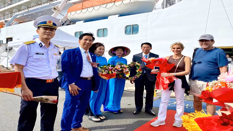 Lãnh đạo tỉnh, Sở Du lịch Khánh Hòa đón du khách đến từ đường biển. (Ảnh: CTV)