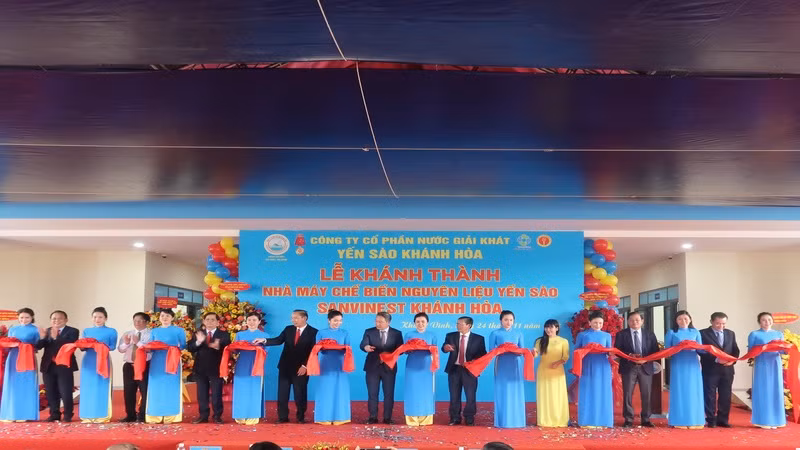Nghi thức cắt băng khánh thành Nhà máy Chế biến Nguyên liệu Yến sào Sanvinest Khánh Hòa. (Ảnh: PHONG NGUYÊN)