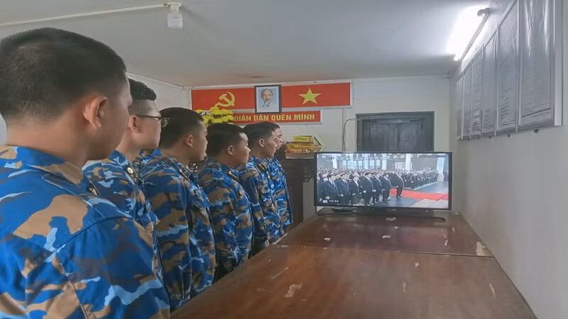 Cán bộ chiến sĩ đảo Đá Đông mặc niệm Tổng Bí thư Nguyễn Phú Trọng. (Ảnh: CTV HQ)