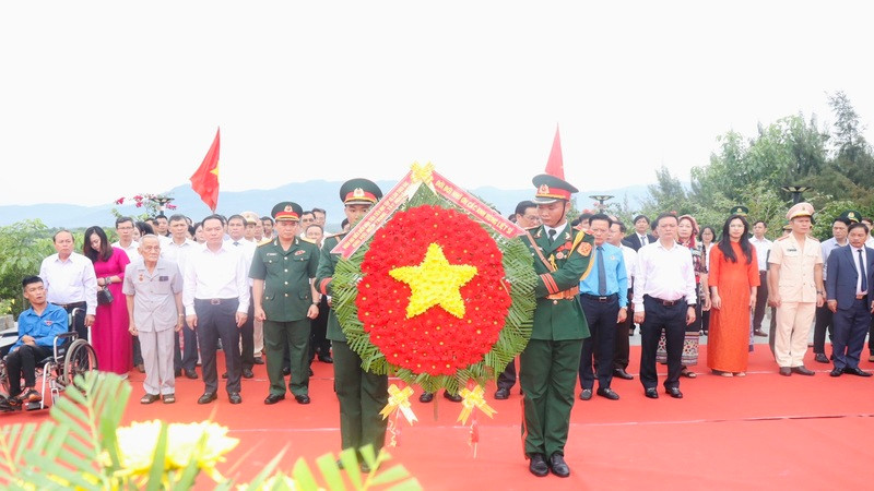 Đoàn đại biểu dâng hương tại cụm tượng đài “Những người nằm lại phía chân trời”. (Ảnh: XUÂN THÀNH)