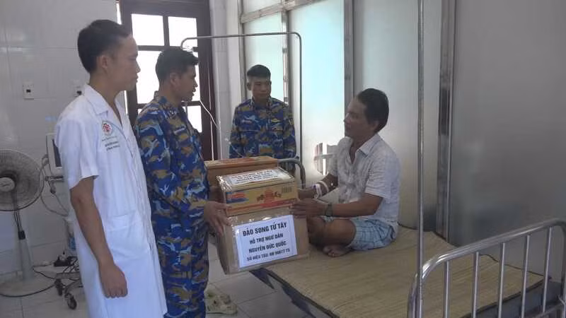 Quân y đảo Song Tử Tây cấp cứu và hỗ trợ ngư dân Nguyễn Đức Quốc. (Ảnh: CTV HQ)
