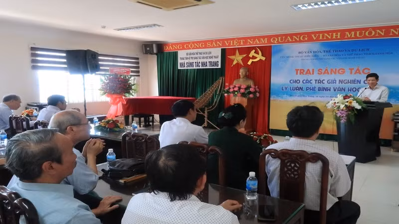 Thứ trưởng Văn hóa, Thể thao và Du lịch Hồ An Phong phát biểu khai mạc Trại sáng tác. (Ảnh: PHONG NGUYÊN)