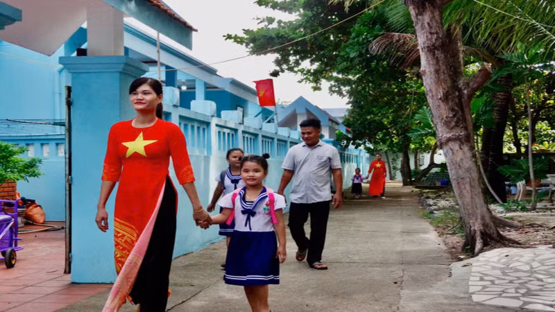 Phụ huynh ở Trường Sa đưa con em đến trường dự lễ khai giảng năm học mới 2024-2025. (Ảnh: CTV HQ)