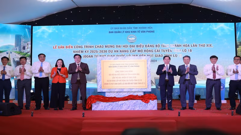 Đại biểu thực hiện nghi thức gắn biển Công trình chào mừng Đại hội đại biểu Đảng bộ tỉnh Khánh Hòa lần thứ XIX, nhiệm kỳ 2025-2030 đối với Dự án Nâng cấp mở rộng, cải tuyến tỉnh lộ 1B. (Ảnh: CTV)
