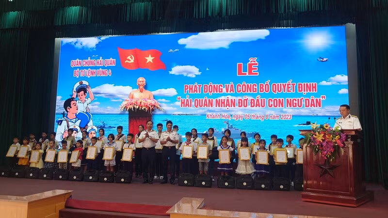 Trao quyết định và tặng quà các cháu được nhận đỡ đầu. (Ảnh: NGỌC HÒA)