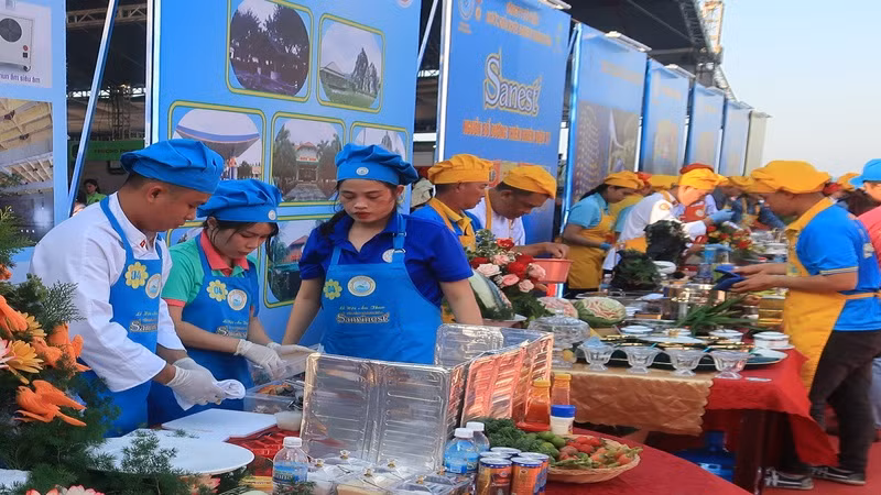Các đội dự thi thực hiện chế biến món ăn. (Ảnh: PHONG NGUYÊN)